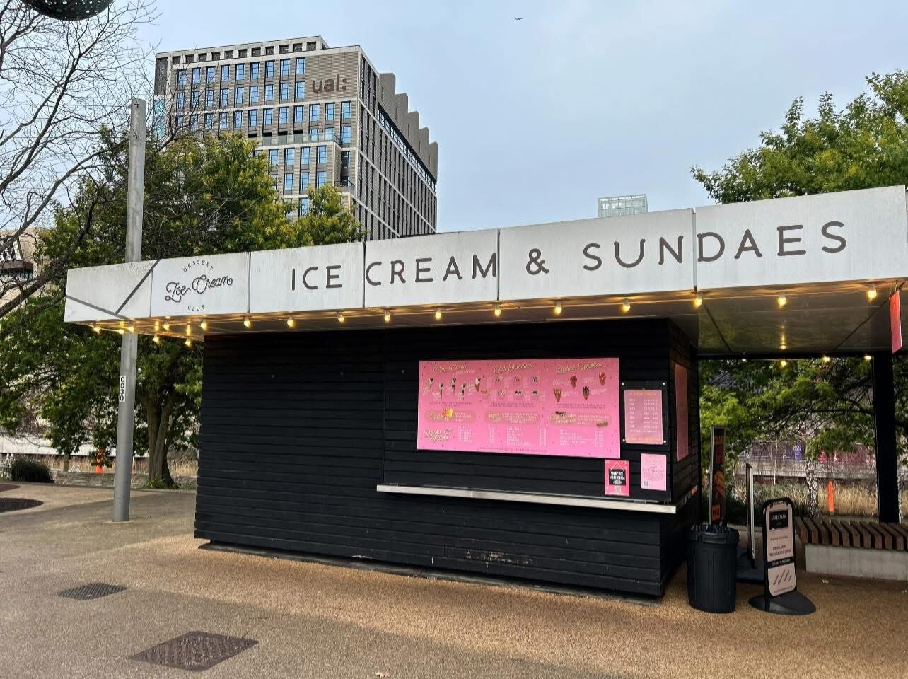 Commercial kiosk exterior lighting