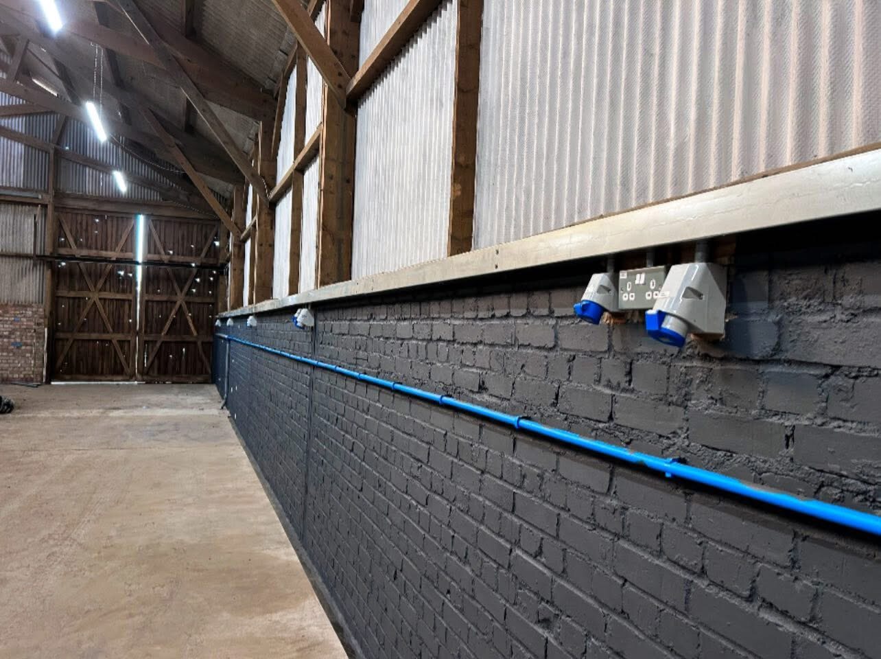 Industrial power, containment and accessories