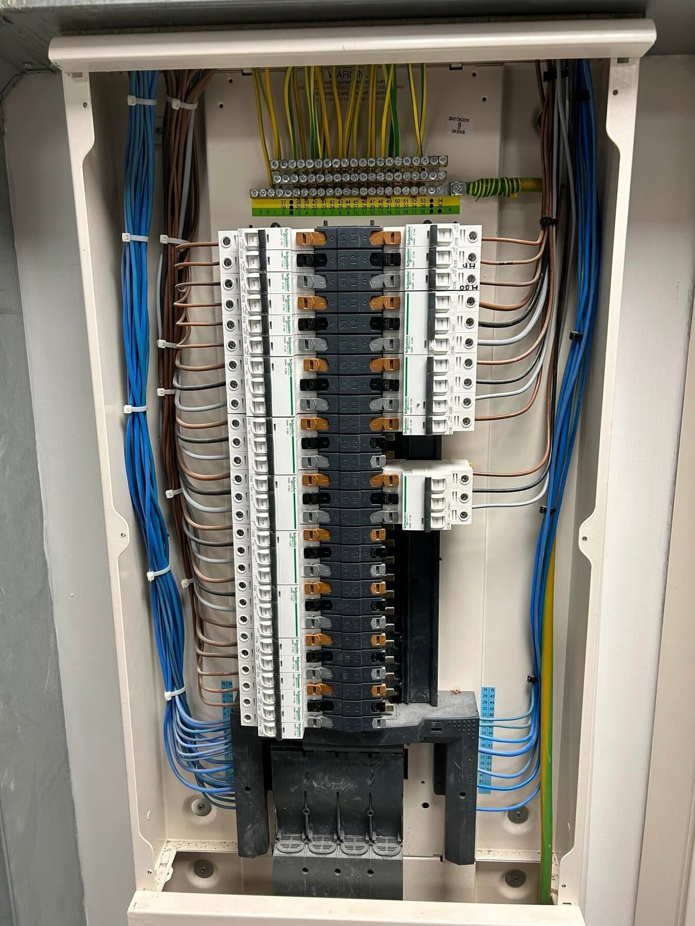 Large multi-circuit distribution board installation
